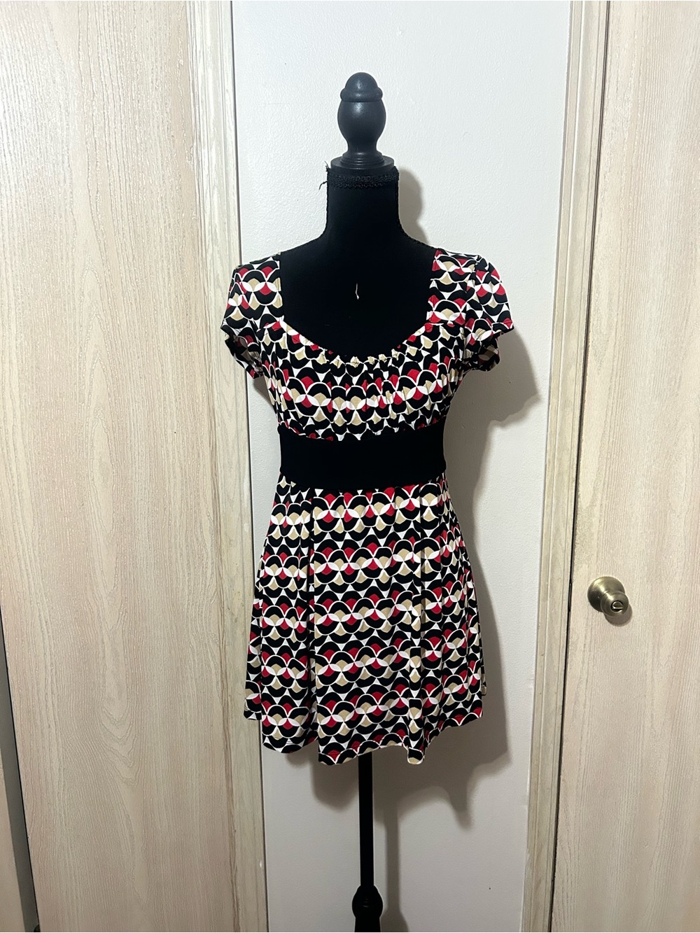 Women's Black Geometric Print Scoop Neck Blouse
